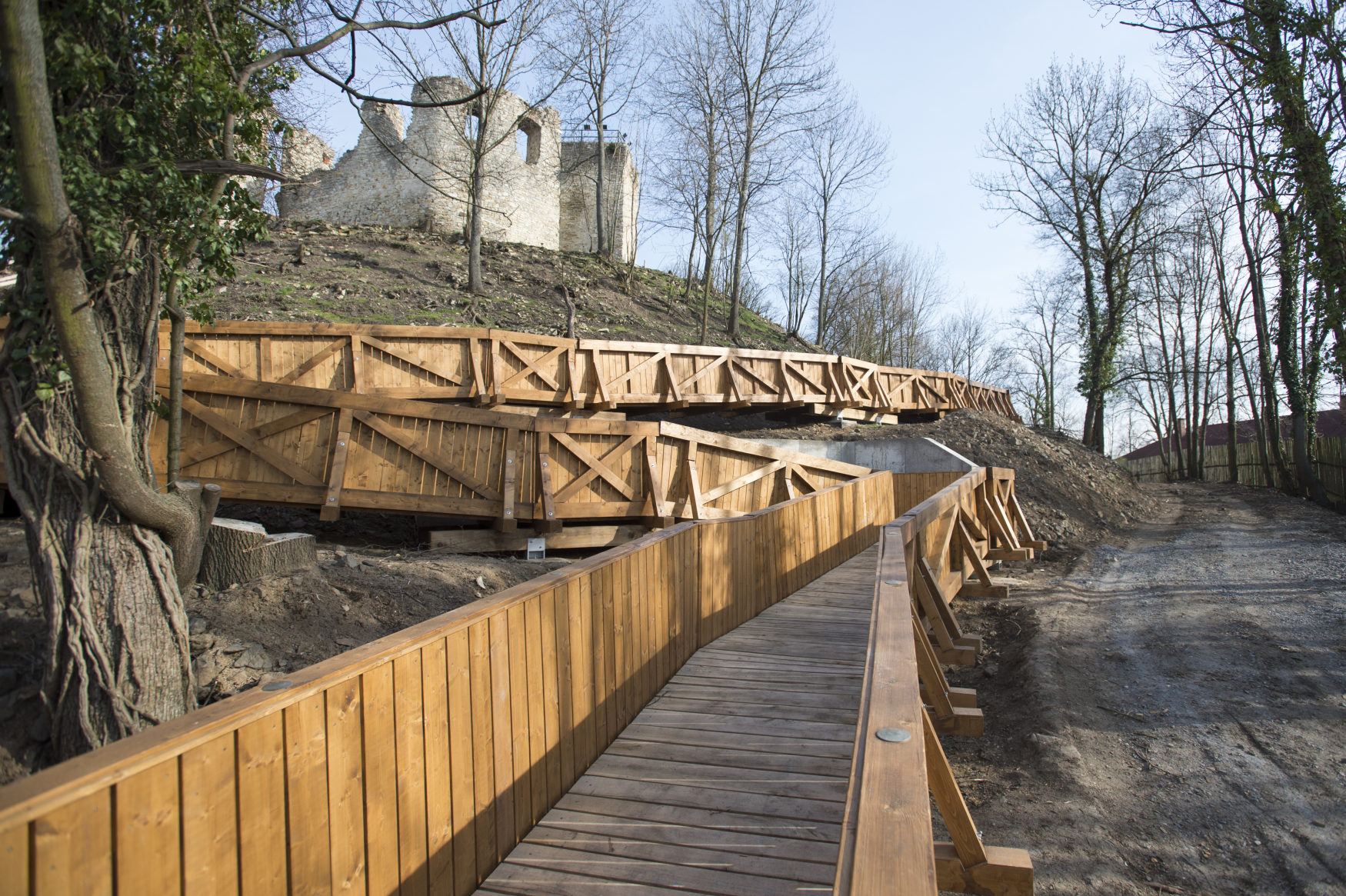 hrad Košumberk, dřevěná bezbariérová lávka